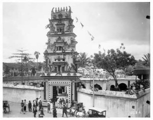 Hinduistischer Tempel in Singapur : Weltreisen. Hinduistischer Tempel in Singapur. Straßenszene mit Einheimischen und Touristen vor dem Eingang in der South Bridge Road 244. Sri Mariamman Tempel (um 1830)