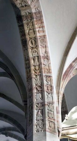 Reliefs am Arkadenbogen