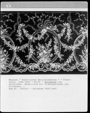Stickerei von Galaröcken, Medaillons mit Blumengebinden und Girlanden