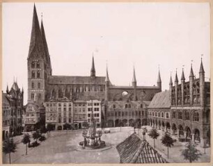 Marktplatz mit Rathaus und Marienkirche, Lübeck: wie Inv.Nr. 0416: Ansicht vom Platz mit Marktbrunnen (1935 abgerissen)
