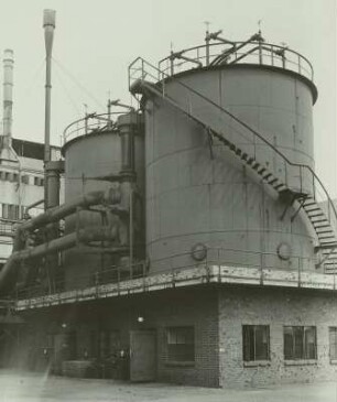 Hirschfelde, Kohlenwerk : Hirschfelde, Großkraftwerk und Kohlenwerk. Kohlenwerk. Brikettfabrik. Schwelerei. Benzinwäsche. Waschtürme der Leichtölgewinnungsanlage (Koppers Kammerwäscher)