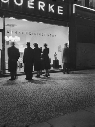 Berlin, Ladengeschäft der Firma "Gustav Goerke". Nachtaufnahme
