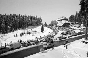 Notschrei: Hotel Notschrei; mit Wintersportlern