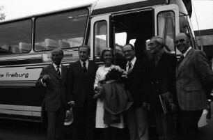 Mannheim: Gruppen am Bus