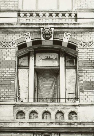 Dresden-Neustadt, Görlitzer Straße 35/37. Doppelwohnhaus mit Laden (um 1900). Fenster (1. Obergeschoß)