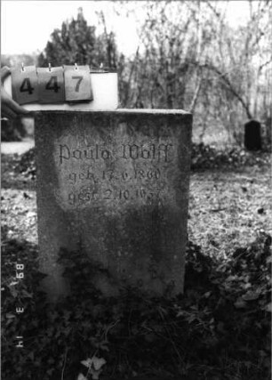 Grabstein 447 (Index: 100093074) Maße HxBxT: 83x50x14 cm: Grabstein 447