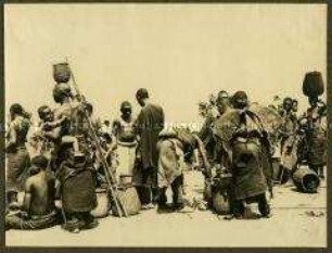 Gruppe afrikanischer Träger an einem Rastplatz