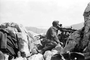 Soldat hinter einem Maschinengewehr