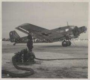 Wehrmachtssoldaten, Junkers Ju 52 beim Tanken