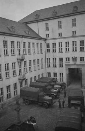 Central Collecting Point Marburg. Transportfahrzeuge der alliierten Truppen im Innenhof des Staatsarchivs Marburg.