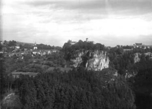 Hohnstein. Stadtansicht mit Burg Hohnstein (um 1200) und Stadtkirche (1724/1728; G. Bähr). Blick vom Hockstein über das Polenztal