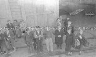 Selbstversenkung des Hochseepassagierdampfers "Columbus" am 19. Dezember 1939, Besatzungsangehörige im Internierungslager auf Angel Island, Kalifornien, Wartende vor einer großen Halle