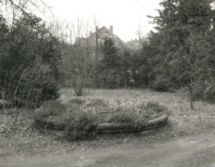 Dresden-Blasewitz, Tolkewitzer Straße 47. Villa von Borcken (1894/1895). Brunnenbecken im Garten