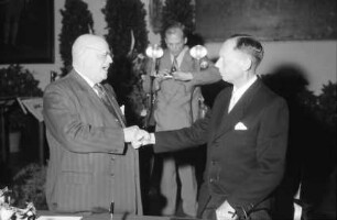 Freiburg: Regierungspräsident Paul Waeldin und Oberbürgermeister [Josef Brandel]