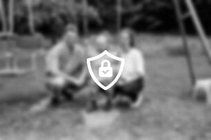 Garten: [Name maskiert] [Name maskiert] mit Tochter [Name maskiert] Schaukel: 7. [Name maskiert]