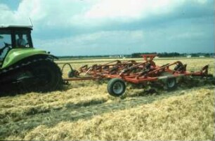 Fotografie: Stoppelbearbeitung, Grubber, Steinsicherung, Raupentraktor, Gummiraupenlaufwerk