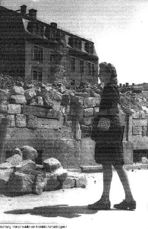 Dresden. Junges Mädchen auf den Straßen der zerstörten Stadt, 1947