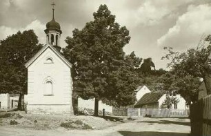 Kamaik (heute Kamýk / Tschechien). Dorfplatz mit Kapelle. Rechts im Hintergrund die Ruine der Burg Kamyk