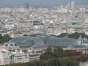 Stadtübersicht vom Eiffelturm, vorn das Grand Palais (Ausstellungshalle) an den Champs Elysees