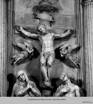 Hochaltar mit seitlichen Schranken : Altarretabel (Chorseite) : Kreuzigung