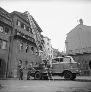 Dresden-Neustadt. Feuerwache mit Feuerwehrautos im Hof