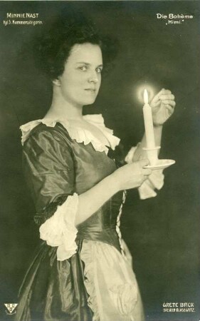 Minnie Nast als Mimi : Minnie Nast als Mimi in "La Bohème" von Giacomo Puccini. Königliche Hofoper Dresden, um 1904/1909 (Dresdner Erstaufführung 8.3.1904?). Fotografie (Weltpostkarte) von Grete Back