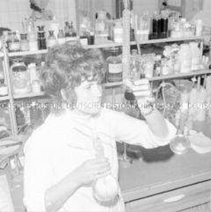 Chemiearbeiterin des VEB Berlin-Kosmetik im Labor