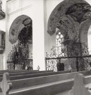 Dorfkirche Kürbitz, Inneres : Weischlitz-Kürbitz. Dorfkirche, Evangelische Salvatorkirche (1624/1626). Inneres nach Südosten mit schmiedeeisernen Gittern (17. Jahrhundert)