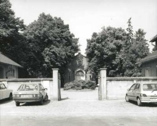Dresden-Pieschen. Markusfriedhof. Blick gegen Eingangstor und Friedhofskapelle