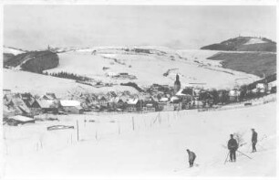 Geising im Erzgebirge : Geising (Altenberg-Geising). Stadtansicht mit Stadtkirche und Geisingberg (824 m). Blick von einem Hang mit Skifahrern nach Nordwest