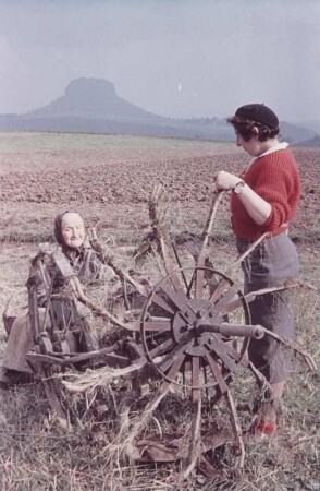 Sächsische Schweiz. Bäuerin und Ly Peter auf einem Feld, im Hintergrund der Lilienstein