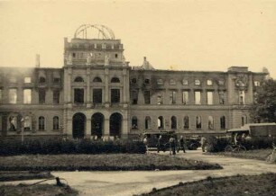 Zerstörungen Zweiter Weltkrieg. Friedrichsplatz mit Landesbibliothek und Sammlungsgebäude (Naturkundemuseum)