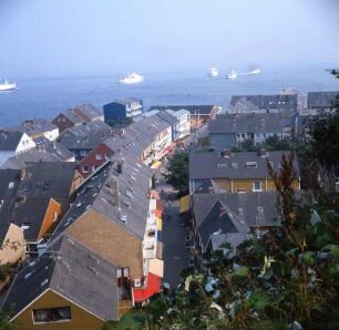 Helgoland. Unterland : Helgoländer Unterland mit dem zollfreien Einkaufszentrum am Hafen