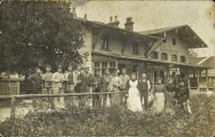 [Gruppenfoto vor einem Gasthaus]