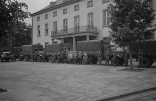 Central Collecting Point Marburg. Transportfahrzeuge der alliierten Truppen vor dem Hessischen Staatsarchiv Marburg.