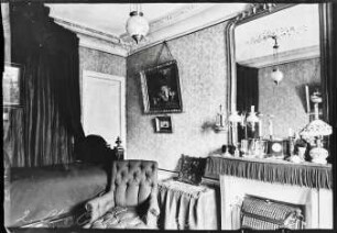 Paris. Appartement 188 Boulevard Haussmann. Schlafzimmer von Louise Mayer