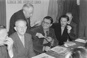 Theodor Dobrucky und Martin Nowak-Neumann (Měrćin Nowak-Njechorński) auf einer Konferenz : Božidar Dobrucky a Měrćin Nowak-Njechorński na konferency w Budyšinje : Bautzen / Budyšin