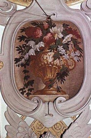 Blumenvasen und Girlanden