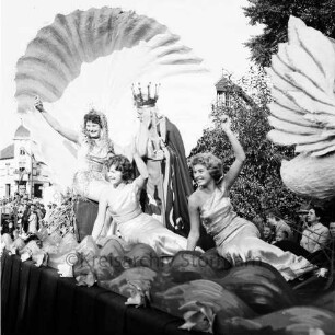 Karpfenfest: Umzug: Festwagen, Neptun und Neptunia, Nymphen, Muschelthron, Schwan: im Hintergrund Zuschauer, 13. Oktober 1957