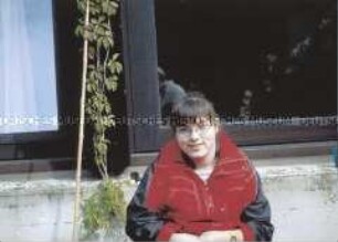 Frontalporträt eines Mädchens mit Behinderung (Altersgruppe 14-17)