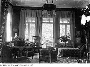 Wohnzimmer mit Balkon in einer Villa