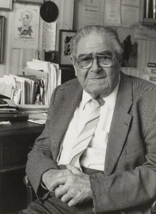 Porträtaufnahme Ernst Schäfer (1916-2002; Fotograf und Publizist) in seiner Wohnung