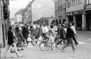 Freiburg: Publikum überquert die Kaiser-Joseph-Straße auf dem Zebrastreifen