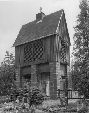 Arnsdorf-Fischbach, Wilschdorfer Straße/Ecke Stolpener Straße. Friedhof. Glockenturm (1948)