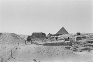 Die Pyramiden von Gizeh : Ruine antiker Gebäude nahe der Großen Pyramiden.