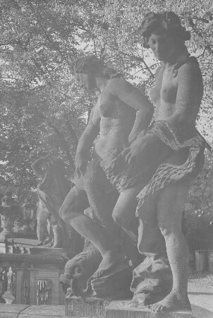 Nymphenpaar mit Delphin und Netz : Nymphenpaar mit Delphin und Netz. Sandstein (1924/1929; G. Wrba und Werkstatt). Dresden: Zwinger, Nymphenbad-Balustrade