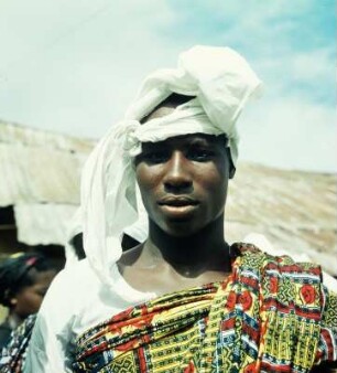 Junger Mann, Accra : Accra (Ghana). Portrait eines jungen Mannes mit Kopfbedeckung, 30. April 1959