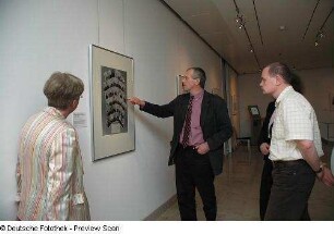 Dr. Klaus Mauersberger, Direktor der Kustodie der TU Dresden, führt durch die Sonderausstellung "Bibliothek und Wissenschaft - Bedeutende Bibliothekare aus 450 Jahren"