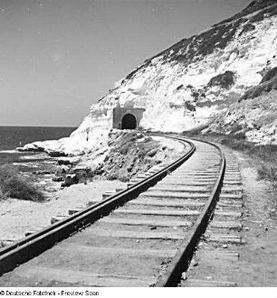 An der Grenze zum Libanon. Eisenbahnstrecke durch ein Felsmassiv an der Mittelmeerküste