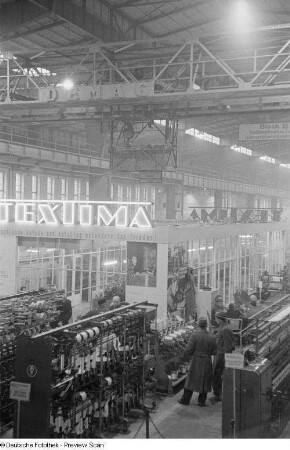 Innenansicht der Textima-Messehalle mit Textilmaschinen